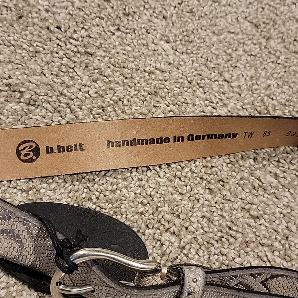 B. Belt nwt snake print leather - Picture 3 of 3